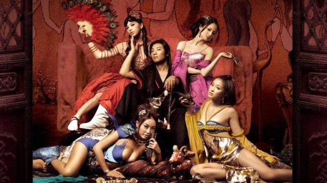 Không chỉ gây chú ý về đề tài nóng, Sex and zen còn được nhiều người nhớ tới là bộ phim cấp 3 đầu tiên được sản xuất với định dạng 3D. Bộ phim dựa trên tác phẩm văn học cổ Trung Quốc, kể về một nam thanh niên sau khi bị lôi kéo vào những cuộc ăn chơi của giới phụ nữ quý tộc mang màu sắc đen tối, kịch tính và hài hước.