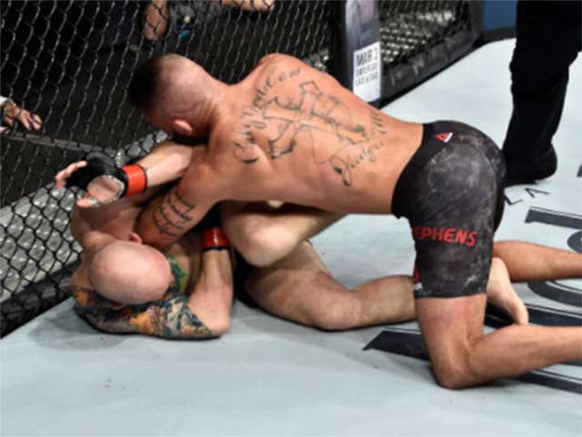 Quyết chiến UFC, Emmett - Stephens: ”Máy cày” vung cùi chỏ, định đoạt chóng vánh
