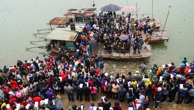Hà Nội: Cả vạn người dự lễ phóng sinh hơn 5 tấn cá dịp đầu năm - 1