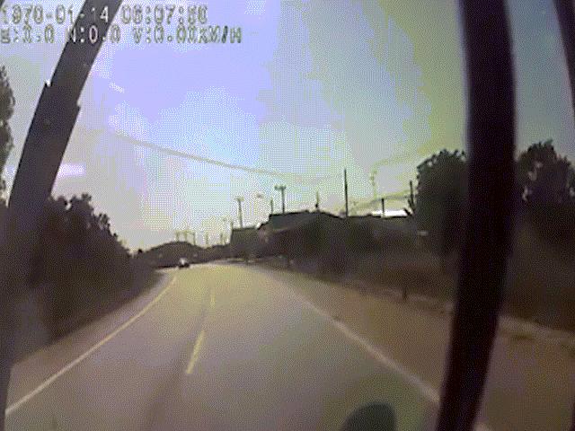 Camera hành trình: Cú tông “sấm sét” giữa xe khách và ô tô con