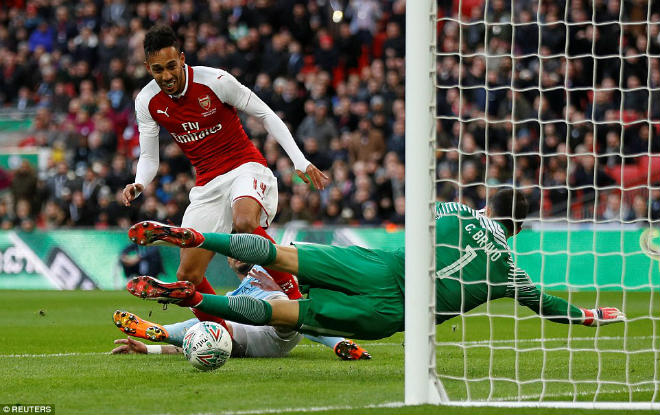 Man City hạ Arsenal vô địch: Guardiola hiên ngang trên đỉnh nước Anh - 1