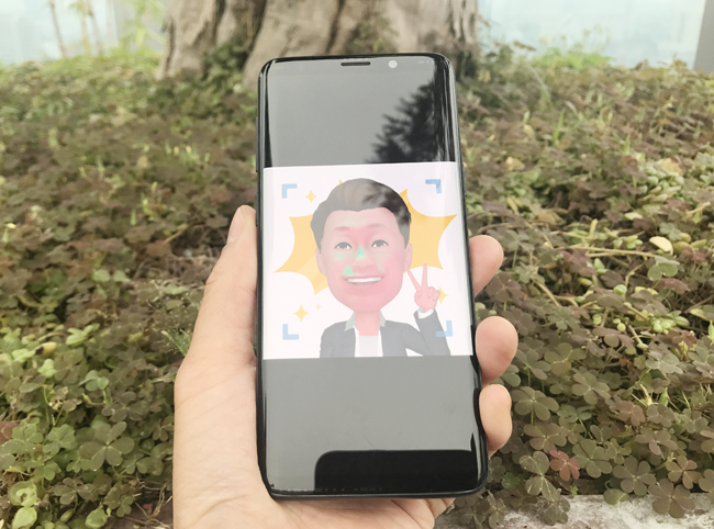 Tính năng AR Emoji mới vô cùng thú vị, nó sử dụng camera trước để chụp ảnh mặt người dùng (do không có công nghệ quét mặt) và tạo hình 3D giống như mặt người dùng và từ đó có thể tự do điều chỉnh màu tóc, kiểu tóc và quần áo theo ý muốn. So với Animoji, tính năng này được biến tấu linh hoạt và thú vị hơn.