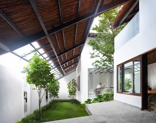 Hệ thống mái nhà bằng kim loại chắc chắn, có một lớp cách nhiệt trước khi được lợp mái tranh.