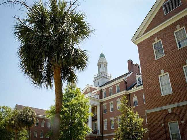 Đại học Y khoa Nam Carolina - Columbia, Nam Carolina nằm đan xen bên những rặng cây cọ, dưới ánh nắng mặt trời, và sự quyến rũ của miền Nam, Trường Đại học Y khoa Nam Carolina có một khuôn viên lớn rộng hàng nghìn mét vuông là niềm tự hào của những sinh viên từng học ở ngôi trường này