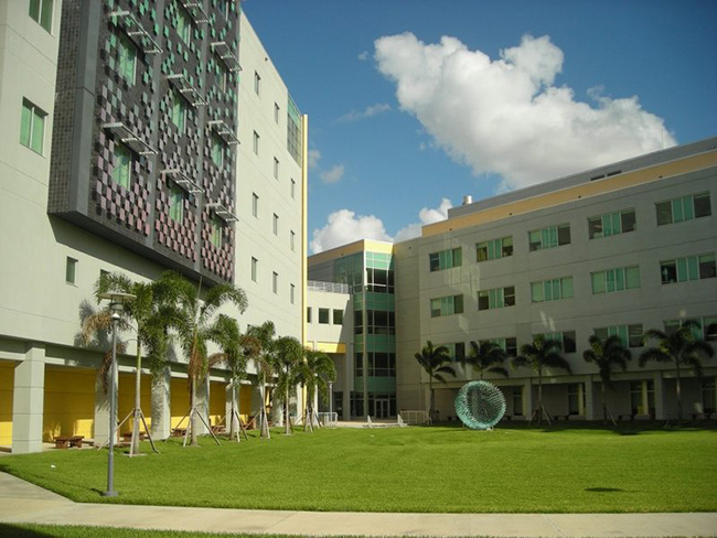 Trường Y Dược FIU Herbert Wertheim - Miami, Florida là ngôi trường hiện đại nhưng khiêm tốn được thiết kế theo phong cách Địa Trung Hải, với sự chú trọng đến việc hòa hợp các quần thể đa dạng tại South Florida.