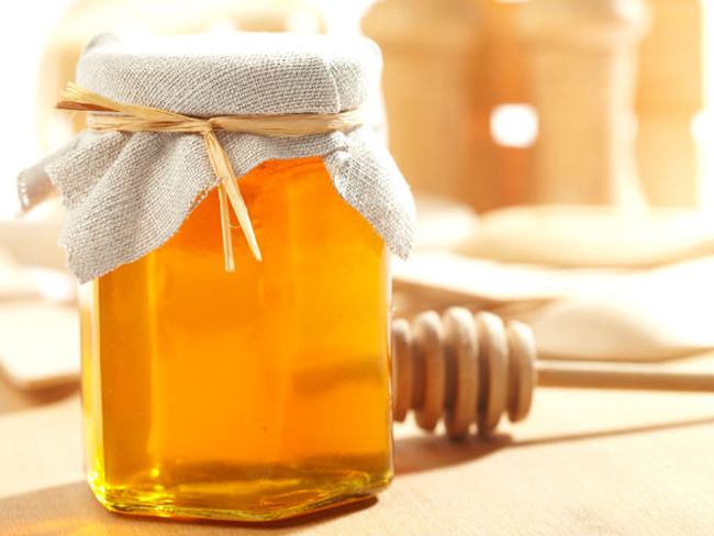 13. Mật ong không chỉ có lợi trong việc cải thiện làn da, làm lành các vết thương mà còn được sử dụng như 1 lớp lót bảo vệ cho dạ dày 1 cách hiệu quả. Mật ong ức chế sự phát triển của vi khuẩn, làm giảm viêm loét dạ dày. Tiêu thụ 1 thìa mật ong mỗi sáng bằng cách pha với nước ấm hoặc ăn kèm bánh mì đều giúp cơ thể tận dụng được tối đa lợi ích sức khỏe của thực phẩm này.