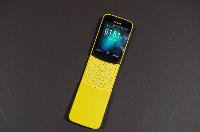 Nokia 8110 4G mà HMD vừa công bố tại MWC 2018 có thiết kế dạng cong và cung cấp tùy chọn màu vàng chuối láng bóng, bên cạnh phiên bản màu đen truyền thống.