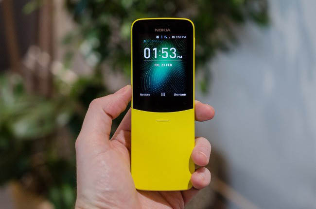 Giống như tên gọi của sản phẩm, người dùng có thể truy cập mạng 4G trên phiên bản hiện đại của Nokia 8110 để đang nhập Facebook hay Twitter.