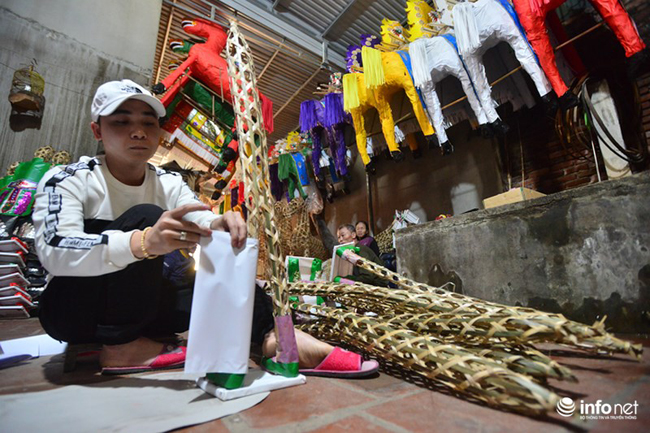 Gia đình của anh Nguyễn Văn Thắng có thâm niên làm vàng mã hơn 15 năm nay. Anh Thắng cho biết, thời điểm bận rộn nhất trong năm đã qua, đó là khoảng thời gian trước Tết ông Công ông Táo khoảng 1 tháng. Còn ngoài Tết thì chủ yếu phục vụ nhu cầu giải hạn.
