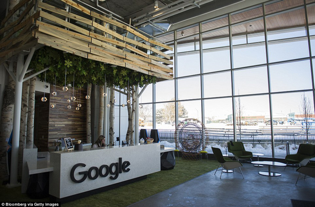 Sảnh của tòa nhà đầu tiên trong khuôn viên mới của Google ở Boulder. Tòa nhà mới của Google tại Boulder, Colorado, mở cửa vào tháng 12 năm ngoái, nằm trên khu đất rộng hơn 1,7 ha.