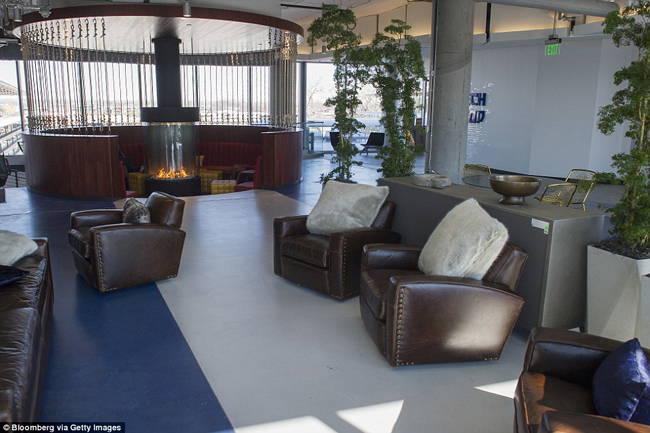 Nội thất và lò sưởi trong không gian làm việc mở ở tòa nhà của Google.