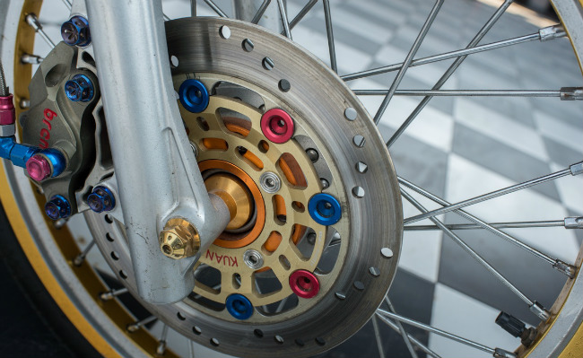 Phanh đĩa Brembo trước.