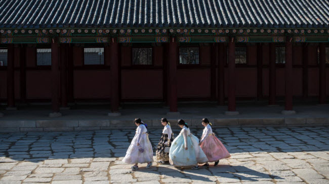 Du khách mặc trang phục hanbok truyền thống của Hàn Quốc trong khi thăm cung điện Gyeongbokgung ở thành phố Seoul.