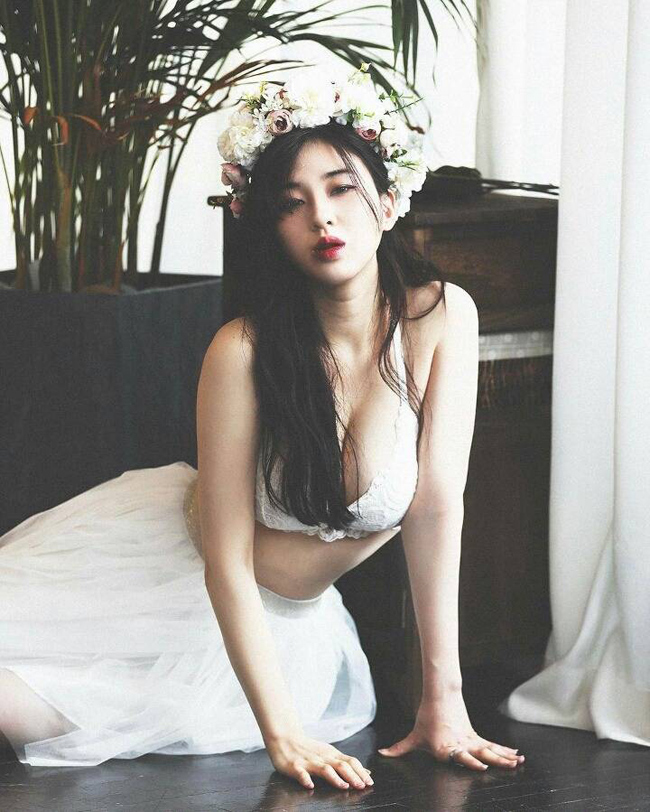 Nhiều cư dân mạng Hàn gọi Kim Woo Hyun là "cô dâu gợi cảm nhất" sau khi cô tung ra bộ hình theo concept (ý tưởng) cô dâu sexy.