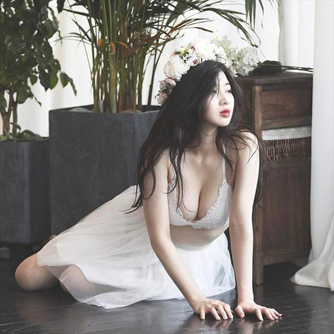 Thể hiện ý tưởng bộ ảnh cô dâu sexy, Kim Woo Hyun khoe trọn vòng một nóng bỏng.