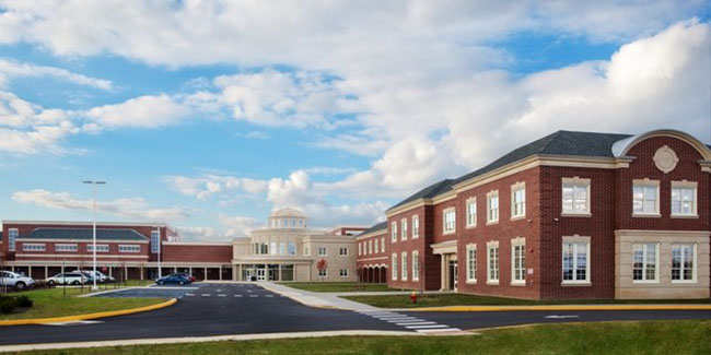 Trường trung học Cape Henlopen, Lewes bang Delaware: Vào những năm 1970, các quan chức đã quyết định xây dựng lại trường trung học Cape Henlopen, kết quả là với cấu trúc bao gồm một mái vòm trung tâm và các dãy phòng học màu gạch đỏ bao xung quanh đã khiến ngôi trường trông rất ấn tượng.