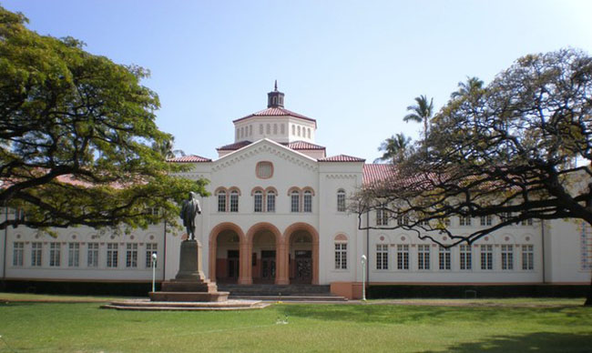 Trường trung học tổng hợp William McKinley, Honolulu bang Hawaii. Ban đầu được thành lập tại Trường Anh Ngữ Fort Street, năm 1865, trường trung học William H. McKinley chuyển đến khuôn viên hiện nay vào những năm 1920.