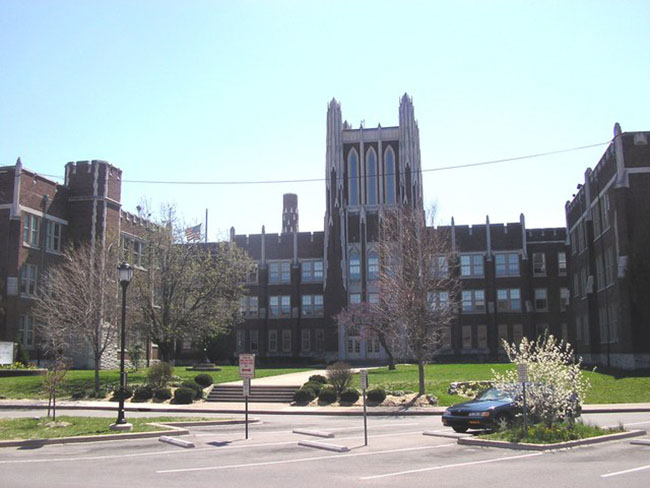 Trường trung học duPont, Louisville bang Kentucky: Bộ phim Insider năm 1999 dựa trên câu chuyện có thật của một trong những giáo viên thuộc trường duPont Manual là Jeffrey Wigand. Rất nhiều cảnh được quay bên trong tòa nhà kiểu Gothic này.