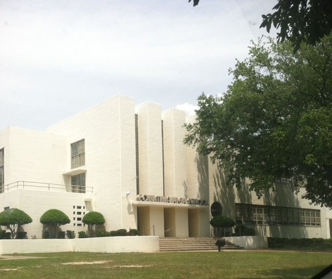 Trường trung học Columbia bang Mississippi: Công trình này được xây dựng vào năm 1937, lấy cảm hứng từ chủ nghĩa hiện đại Châu Âu, với một cấu trúc hình học cao sơn toàn bộ là màu trắng tinh khiết.