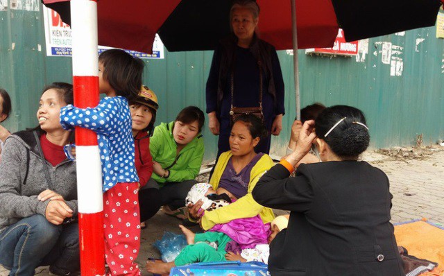 Người mẹ trẻ 8 con mang 4 đứa nhỏ từ Quảng Trị ra Hà Nội xin quần áo - 1