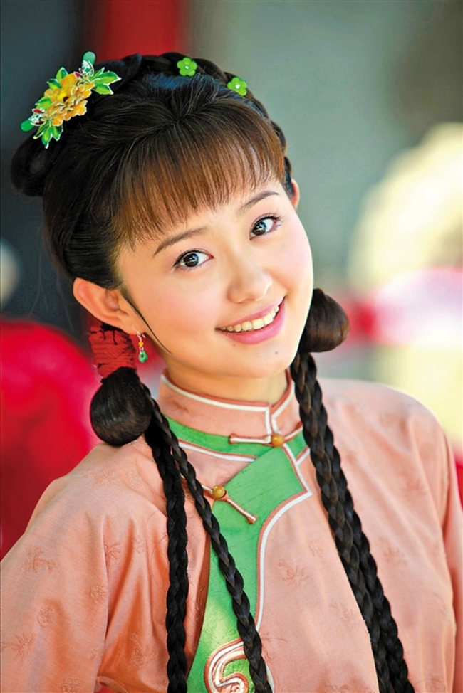 Trước khi vào vai Phan Kim Liên, Tôn Diệu Kỳ còn từng được biết đến với vai nàng hầu Kim Tỏa trong Tân Hoàn Châu Cách Cách.