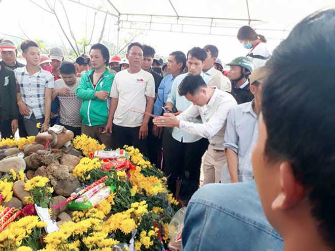 Tìm phương án xử lý con rắn nằm trên mộ ở Quảng Bình - 1