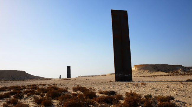 Những bức tượng bằng đá nguyên khối của nghệ sĩ có thể được tìm thấy trên sa mạc ở phía tây Qatar.