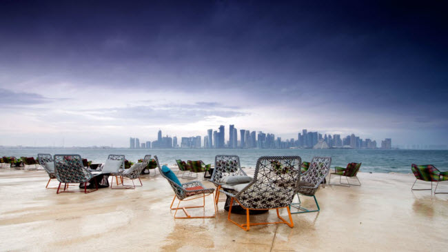 Quán cà phê và công viên tại bảo tàng nghệ thuật Hồi giáo giúp du khách có thể ngắm cảnh vịnh Tây của thành phố Doha.