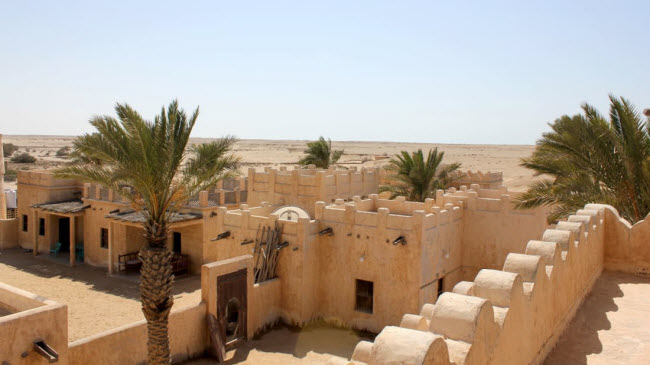 Thành phố phim trường: Mô hình của ngôi làng Ả Rập cổ đại được xây dựng sâu trong sa mạc trên bán đảo Zekreet. Nơi đây thu hút rất đông khách tham quan từ thành phố Doha.