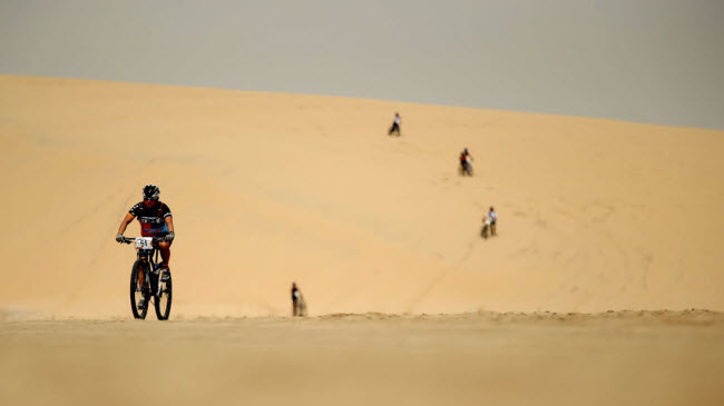 Đạp xe trên cát: Một hoạt động phổ biến khác trên sa mạc và đạp xe địa hình trên cát, cho dù thời tiết ở Qatar rất nóng và ẩm vào mùa hè.