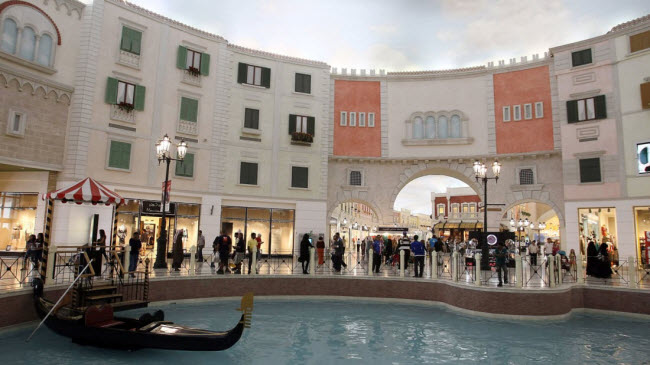 Trung tâm mua sắm: Trung tâm mua sắm Villaggio được thiết kế theo phong cách của thành phố Venice là một trong những khu nhộn nhịp và đẹp nhất ở Qatar. Công trình có 200 cửa hàng và kênh nhân tạo trong nhà.