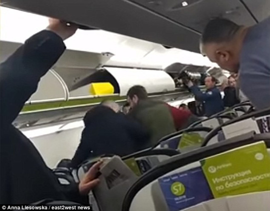 Nga: Bắt hành khách quấy rối tình dục, làm loạn trên máy bay - 1