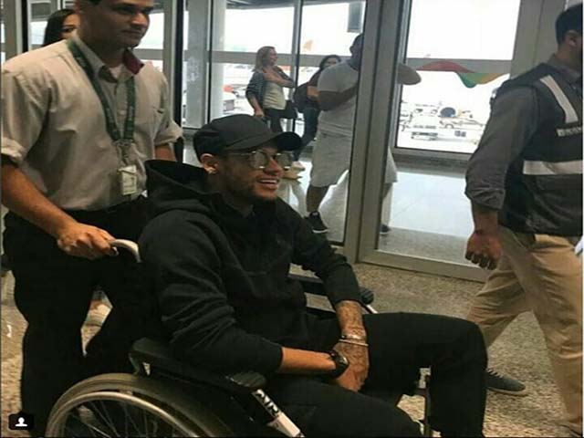 Chấn động Neymar: Đi xe lăn, nghỉ hết mùa & nguy cơ lỡ World Cup 2018