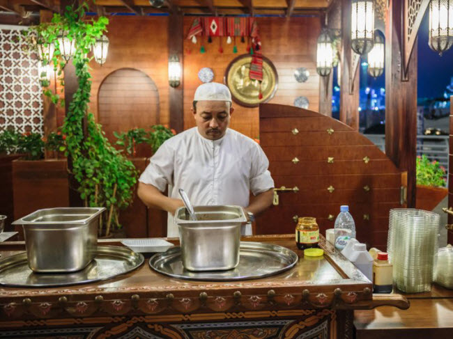 Dubai, UAE: Ẩm thực ở thành phố Dubai là sự kết hợp hương vị của người Iran, Li Băng và Ả Rập. Nơi đây cũng được coi là trung tâm ẩm thực toàn cầu, với các món ăn đặc trưng của 64 quốc gia trên thế giới.