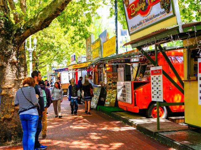 Portland, Mỹ: Thành phố này cũng phục các món ăn từ 53 quốc gia khác nhau. Nhưng điều đặc biệt là thực khách có thể mua đồ ăn ngay từ các xe đẩy di động trên đường phố.