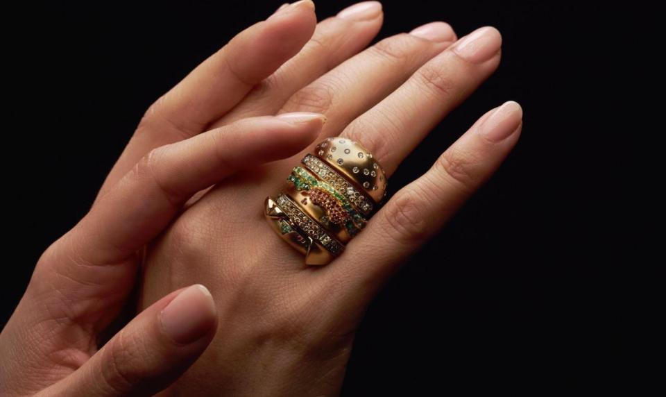 “Hamburger” nhỏ nhất TG, đính đầy kim cương, không ăn được nhưng có giá 284 triệu đồng - 1
