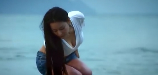 Trương Hinh Dư khoe trọn vẻ sexy chỉ với một tư thế cúi người trong "Tôi yêu Hong Kong"