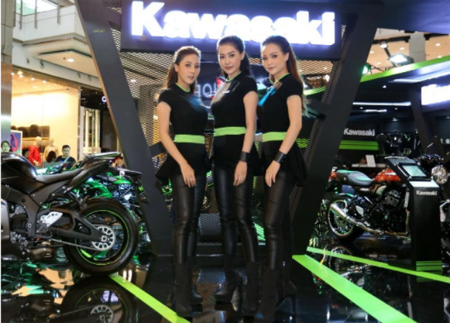 Bộ ba người đẹp đọ dáng bên gian hàng xe Kawasaki.
