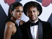 Bóng đá - Neymar được siêu mẫu &quot;thưởng nóng&quot; trước khi lên bàn mổ