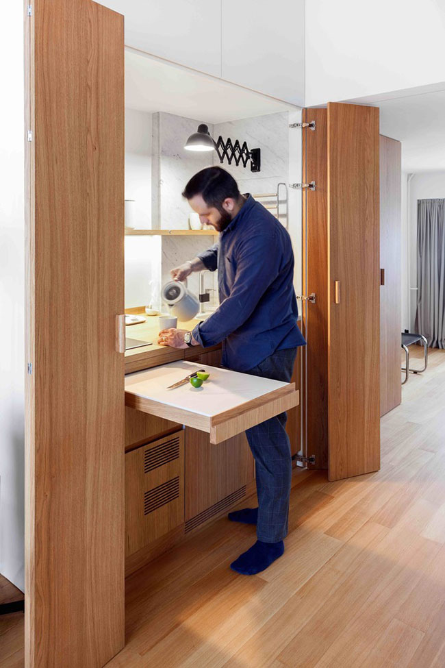 Từ ngăn kéo bàn bếp một chiếc giá gỗ có thể kéo ra để trở thành bàn nấu, hoặc bàn ăn.