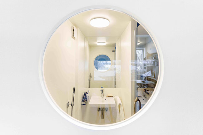 Giữa phòng ngủ và tủ chứa quần áo ( chân cầu thang) là một phòng tắm kiêm phòng vệ sinh rất xinh xắn, gọn gàng. Phòng tắm được thiết kế có những cửa sổ kính mờ để lấy ánh sáng  thiên nhiên.