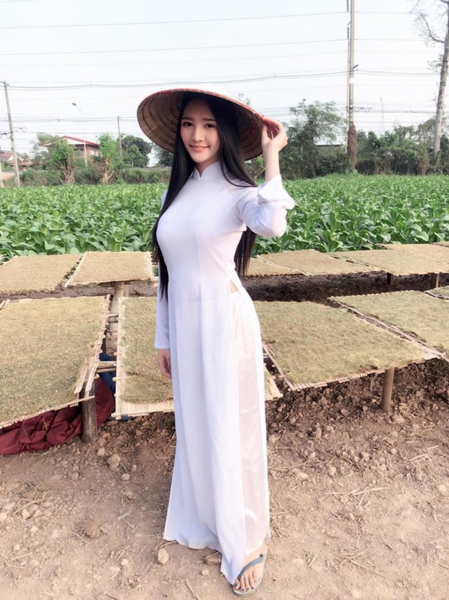 Cuối năm 2017, cô từng sang Việt Nam thực hiện bộ ảnh áo dài.