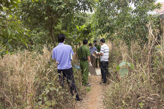 Tá hỏa phát hiện thi thể người đàn ông trong rẫy điều - 1