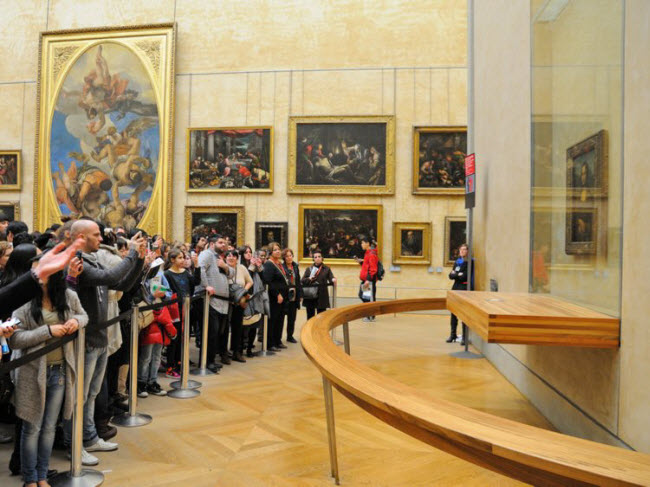 Bảo tàng Louvre là bảo tàng nghệ thuật thu hút nhiều du khách nhất thế giới. Bức tranh Mona Lisa là tác phẩm nổi tiếng nhất ở đây.