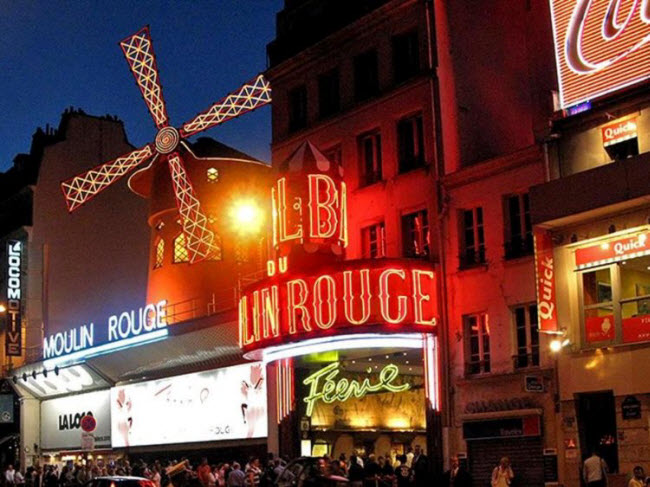 Buổi tối, du khách có thể xem trình diễn nghệ thuật tại nhà hát Moulin Rouge.