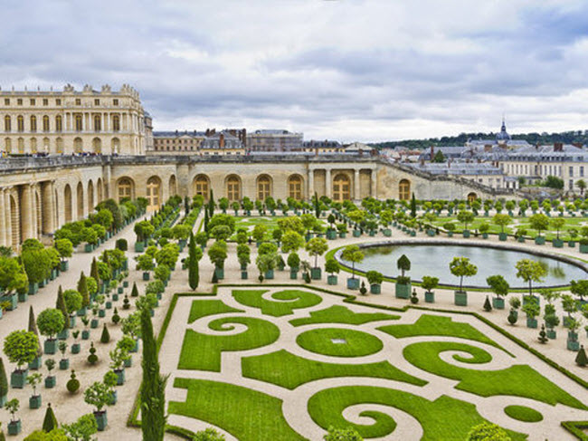 Nếu du khách muốn trải nghiệm cuộc sống hoàng gia trong một ngày, hãy tới cung điện Versailles.