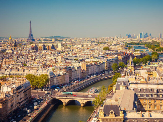 Tất nhiên, tháp Eiffel là công trình nổi tiếng nhất ở Paris và là cấu trúc cao nhất thành phố.