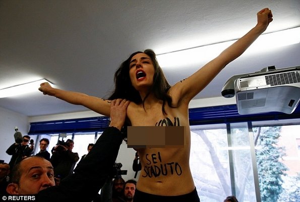 Cô gái ngực trần nhảy lên bàn phản đối cựu Thủ tướng Ý - 1