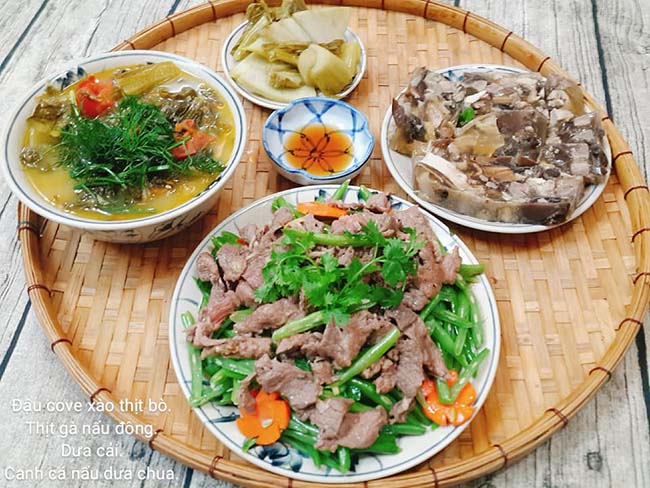 Thịt gà nấu đông, canh cá nấu dưa chua, dưa cải, đậu cô ve xào.