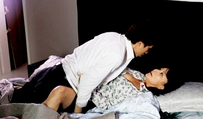 Nữ diễn viên Lưu Gia Linh - bà xã tài tử Lương Triều Vỹ cũng từng có cảnh nóng với trai trẻ Ngô Triệu Hiên trong phim In your dreams (Dĩ thanh xuân đích danh nghĩa).